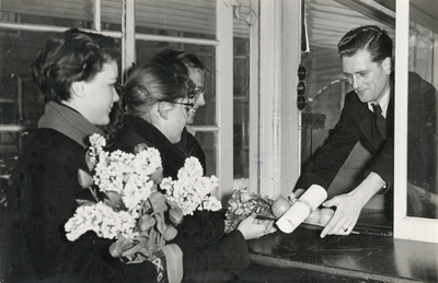 501937 Afbeelding van een deputatie van de Meisjes-MULO te Zeist die bloemen afgeeft bij de portier van het Stads- en ...